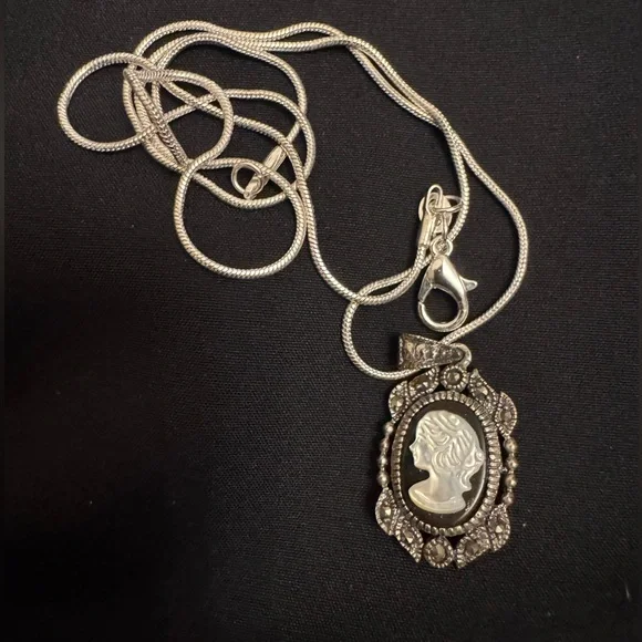 Elegant Marcasite 925 Silver Cameo Pendant - Picture 2 of 5